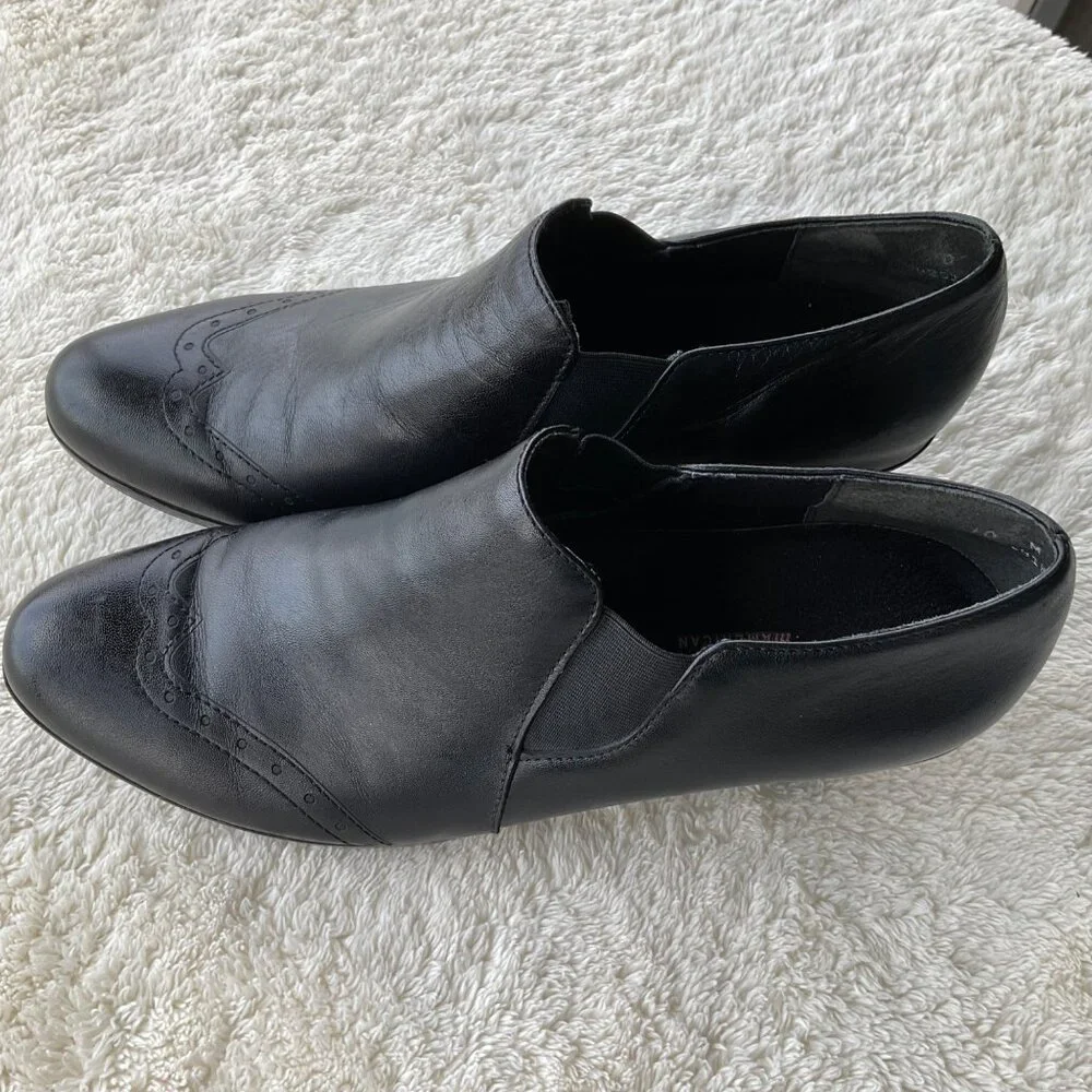 Munro Women's Black Leather Slip-On Heeled WingTip Bootie Size 10